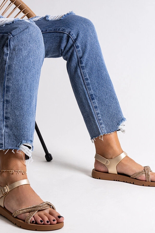 Sandálias douradas decoradas com...