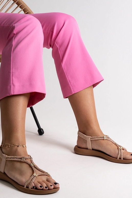 Sandálias bege decoradas com zircões...