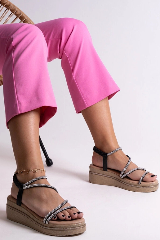 Sandálias brilhantes em salto baixo... Sandálias brilhantes em salto baixo...