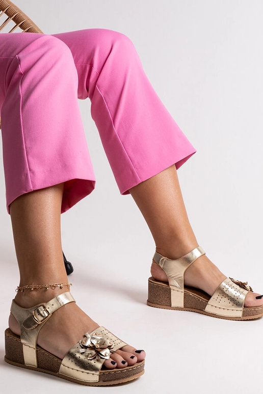 Sandálias de cunha douradas com flor...