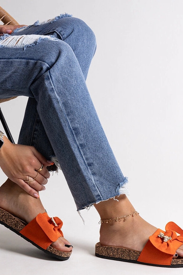Chinelo laranja com laço e ursinho Segan