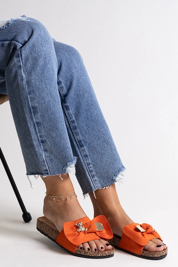 Chinelo laranja com laço e ursinho Segan 2