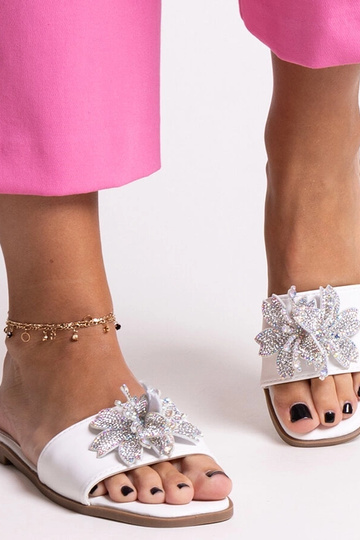 Chinelo branco com flor de...