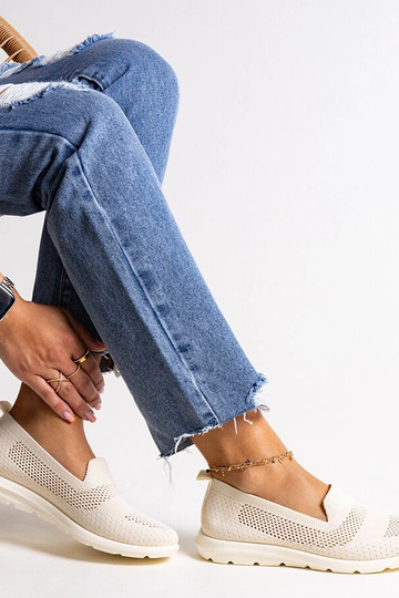 Tênis bege com solado de...