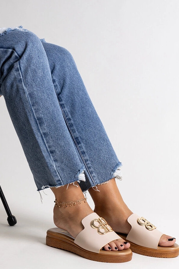 Chinelo bege com fivela decorativa Jinan