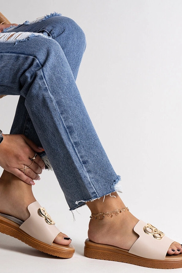Chinelo bege com fivela decorativa Jinan 2