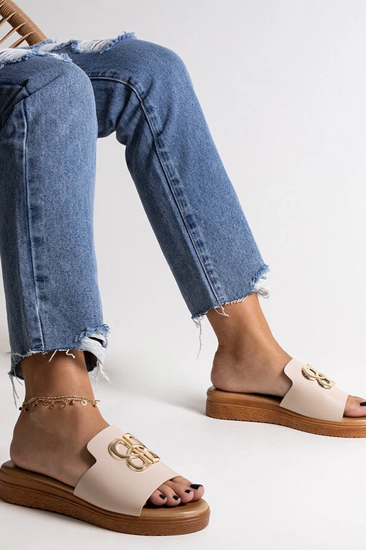 Chinelo bege com fivela decorativa Jinan Chinelo bege com fivela decorativa Jinan