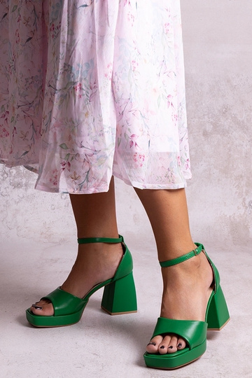 Sandalinhas verdes de salto...