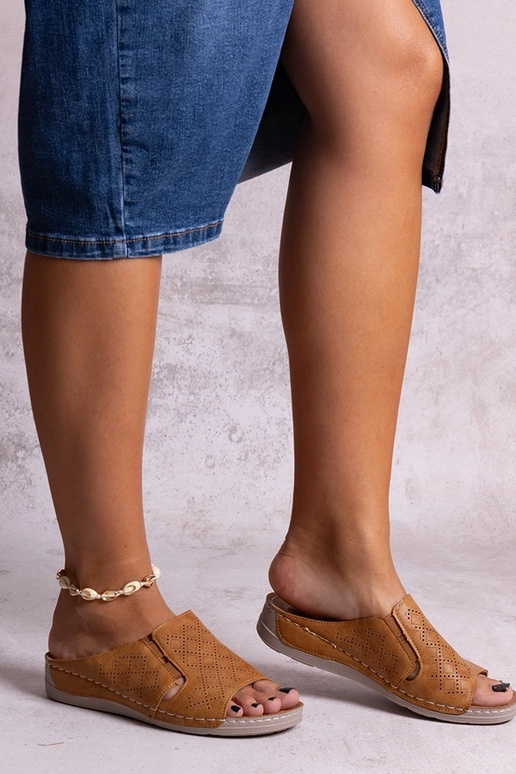 Slides perfurados Marouna Brown Slides perfurados Marouna Brown