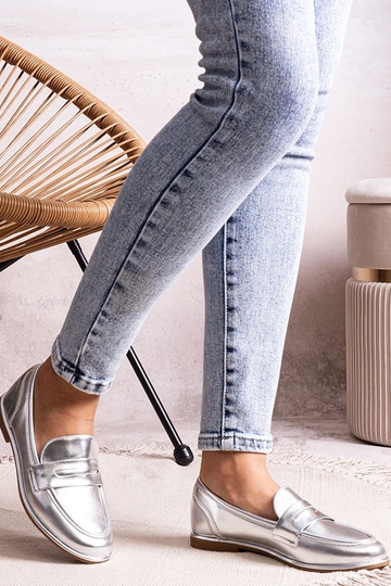 Mocassim metálico prateado...