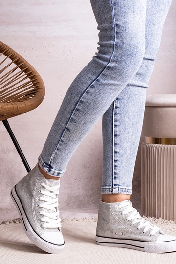 Tênis cano alto prateado em...