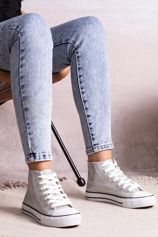 Tênis cano alto prateado em malha...