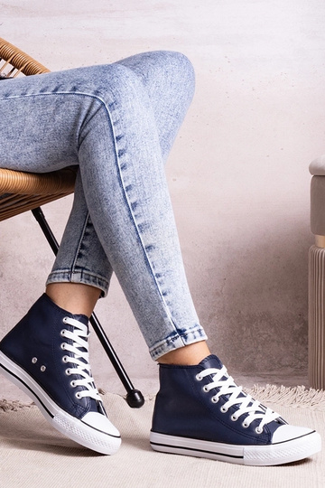 Tênis altos na cor azul...