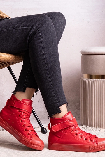 Tênis altos vermelhos de... 2