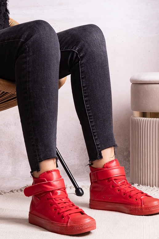 Tênis altos vermelhos de couro...