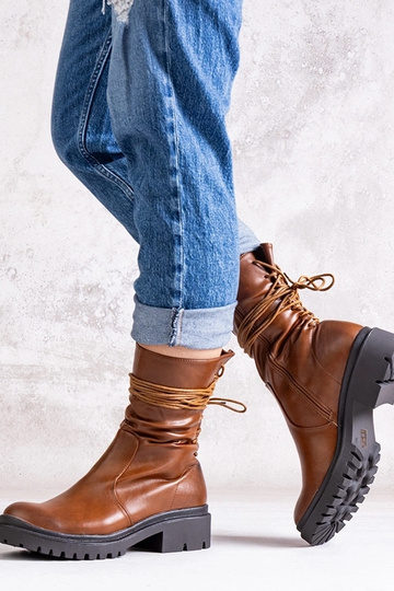 Botas marrons feitas de couro ecológico Sahera