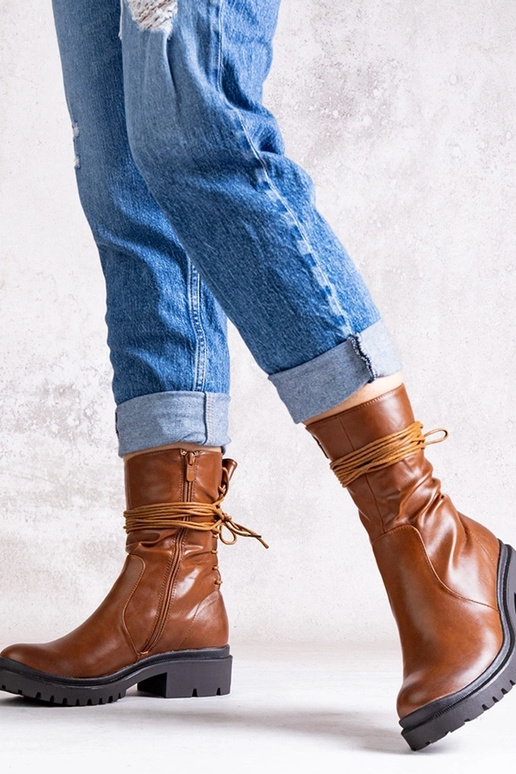 Botas marrons feitas de couro...