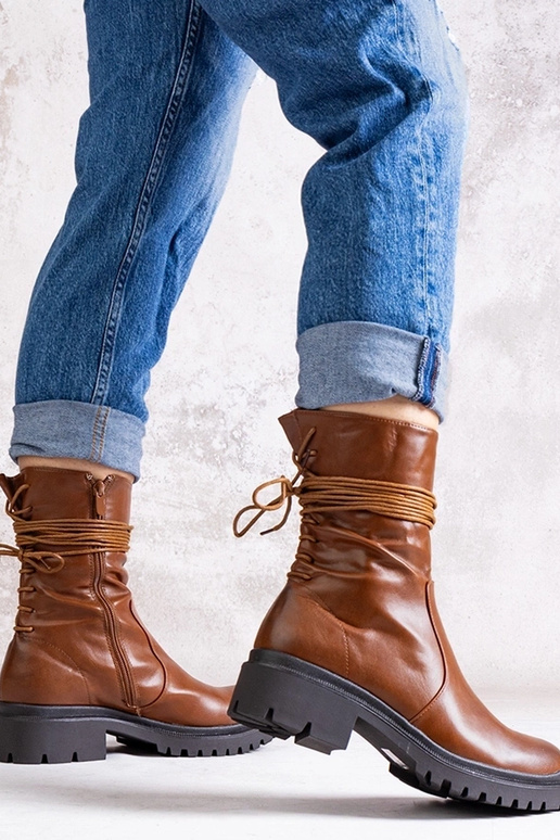 Botas marrons feitas de couro...