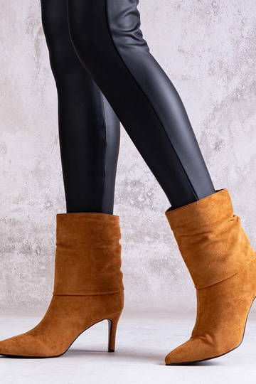 Botins castanhos de salto...