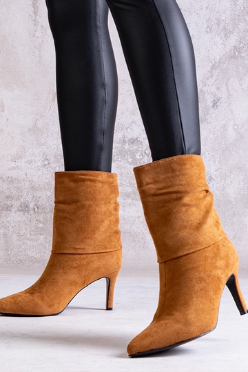 Botins castanhos de salto... 2