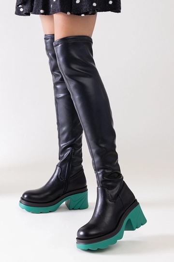 Botas pretas isoladas com...