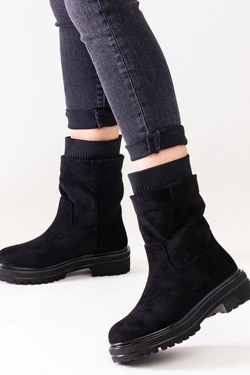 Botas pretas de cano curto...