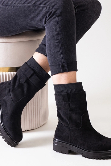 Botas pretas de cano curto... 2