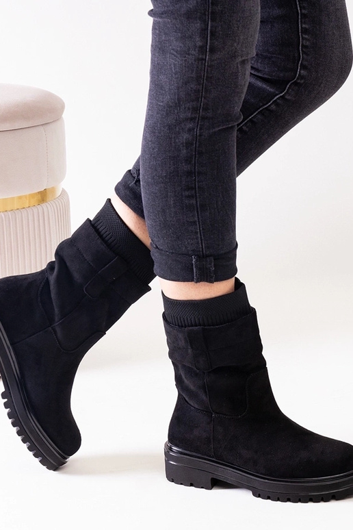 Botas pretas de cano curto com meia...