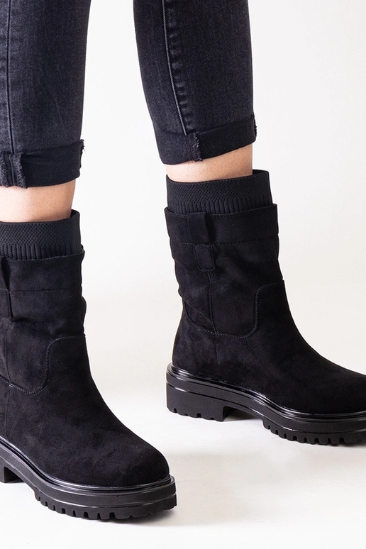 Botas pretas de cano curto com meia...