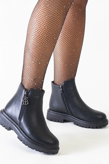 Botins pretos com pingente decorativo na plataforma de couro ecológico Melane
