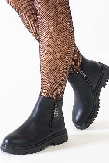 Botins pretos com pingente decorativo na plataforma de couro ecológico Melane 2
