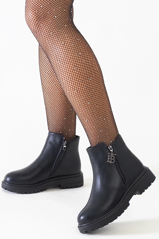 Botins pretos com pingente decorativo...