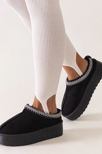 Chinelos pretos decorados...