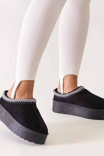 Chinelos pretos decorados... 2