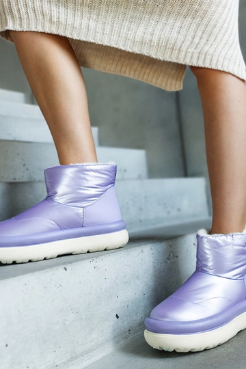 Botas de neve roxas e...