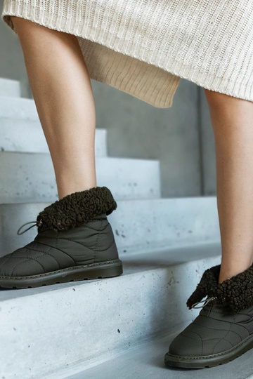 Botas de neve verdes isoladas com cordão Caellita