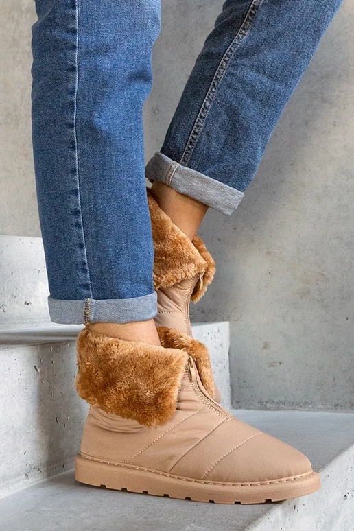 Botas de neve isoladas bege com gola...