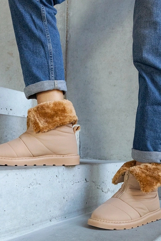 Botas de neve isoladas bege com gola...