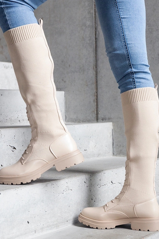 Botas bege com cabedal em tecido...