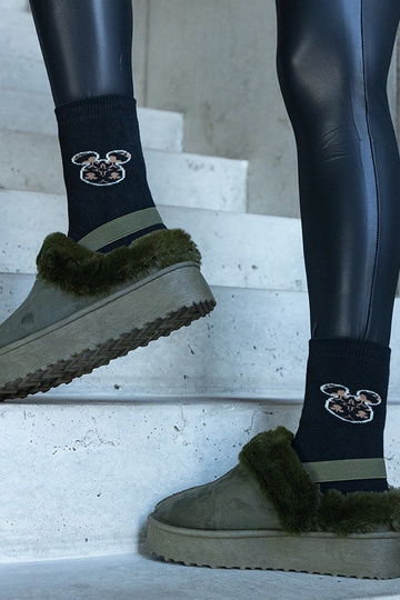 Chinelo verde na plataforma...