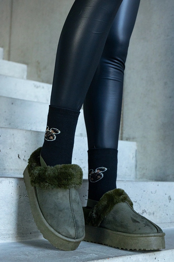 Chinelo verde na plataforma... 2