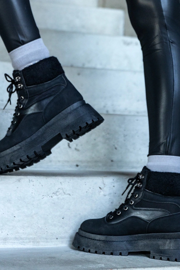 Botas de caminhada pretas...