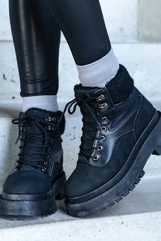 Botas de caminhada pretas de sola...