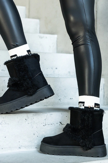 Botas de neve pretas em camurça ecológica na plataforma decoradas com pele Peters