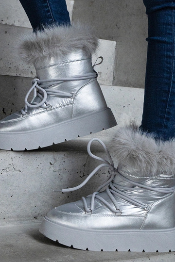 Botas de neve isoladas prateadas com pelo Arilla