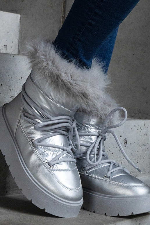 Botas de neve isoladas prateadas com...