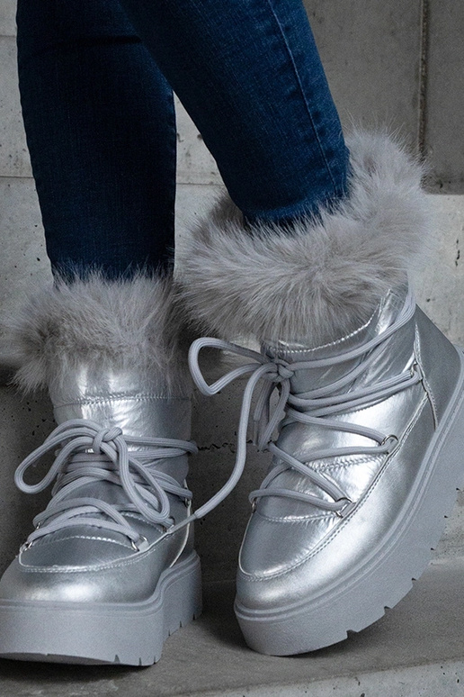 Botas de neve isoladas prateadas com...