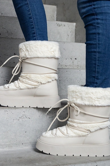 Botas de neve isoladas bege...