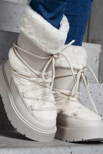 Botas de neve isoladas bege... 2