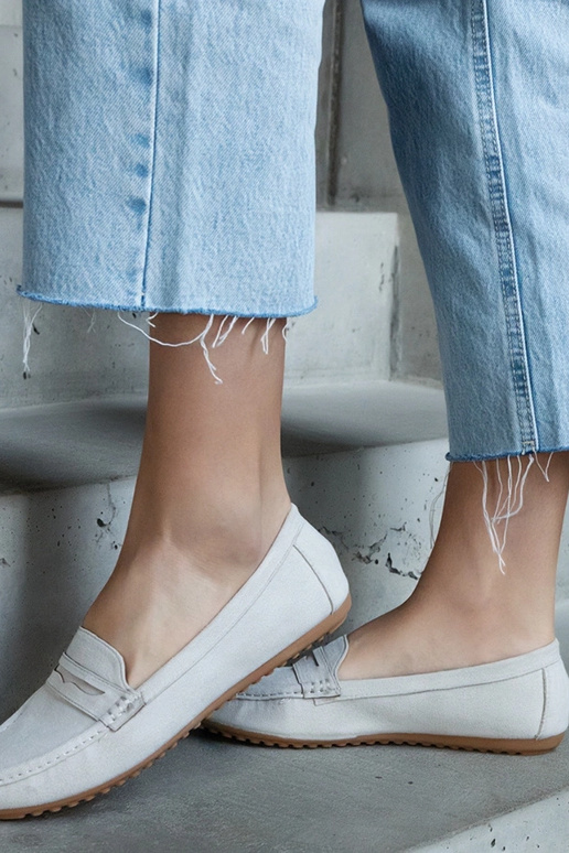 Mocassins cinzas de camurça sintética...